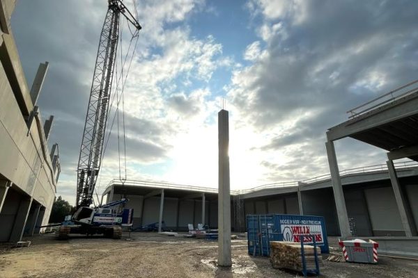 Willy Naessens - betonbouw kraan Willy Naessens - betonbouw kraan