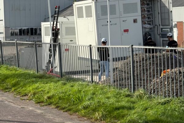1MW Ecopowercell plaatsing Hijsen van een batterijopslagsysteem van 1 MWh bij een kwekerij in De Kwakel